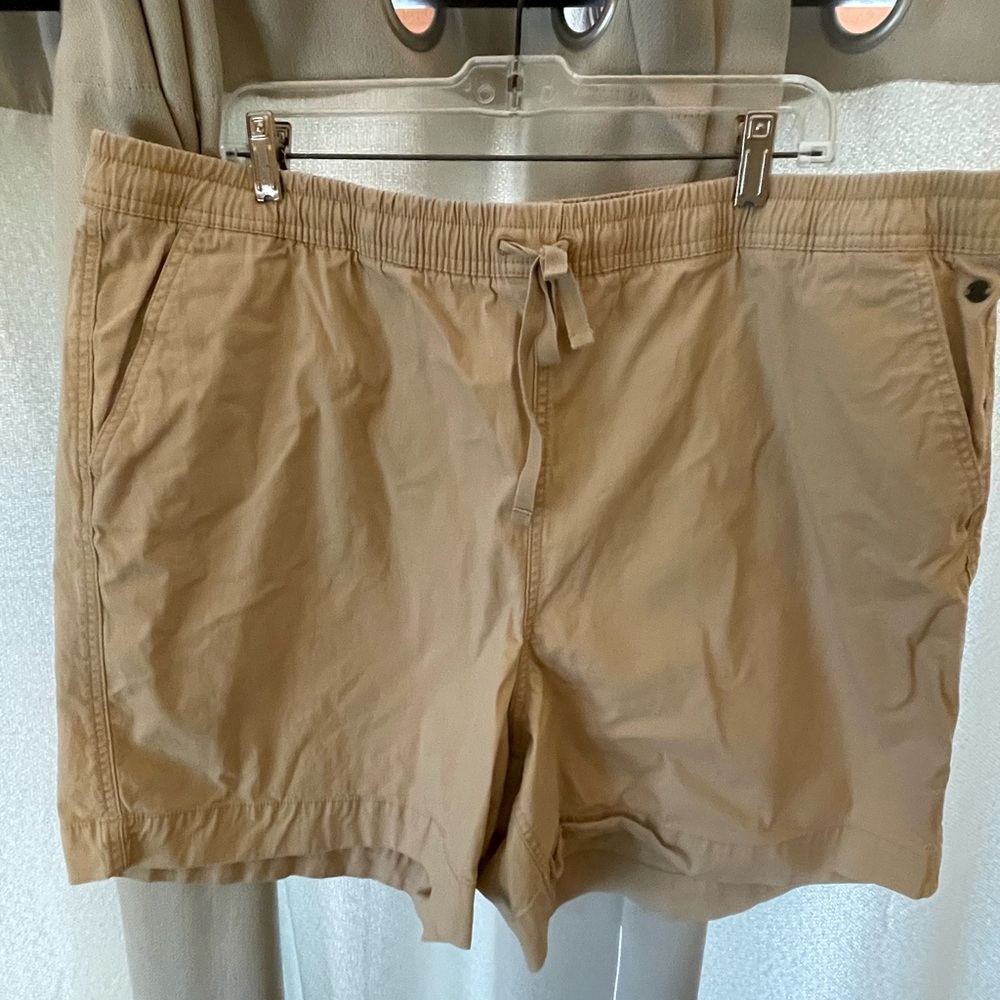 LL Bean lake washed dock shorts midrise color is boulder size 18 W regular